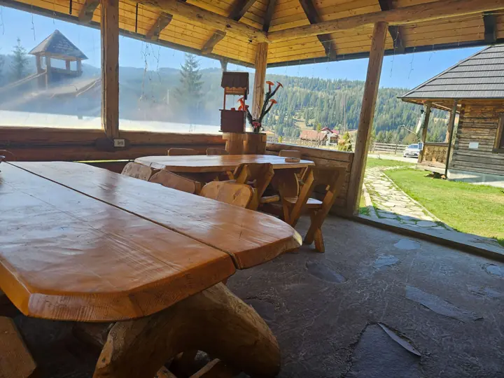 Masa din foișor cu vedere spre munte